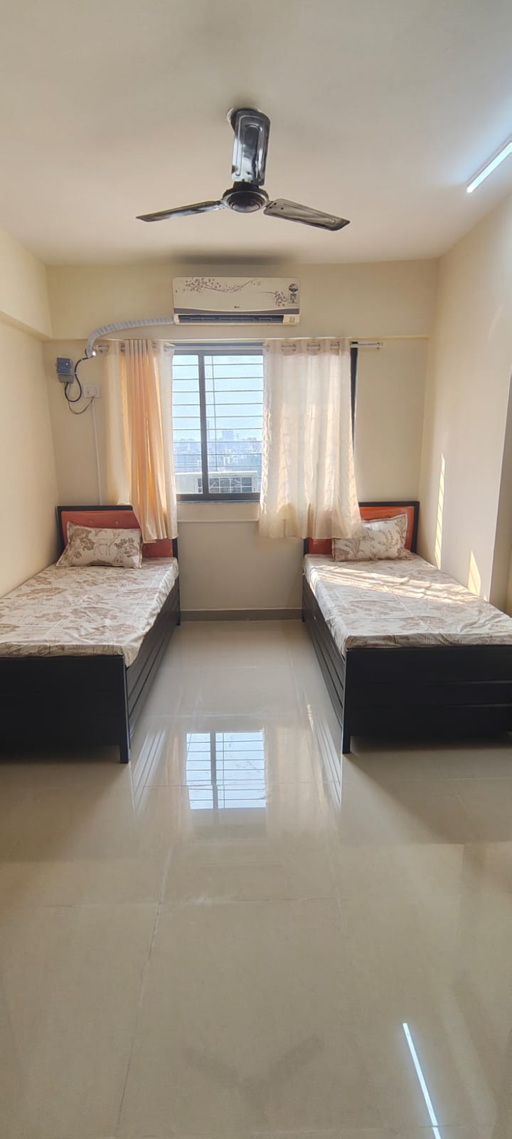 Female PG room in Malad East, Mumbai