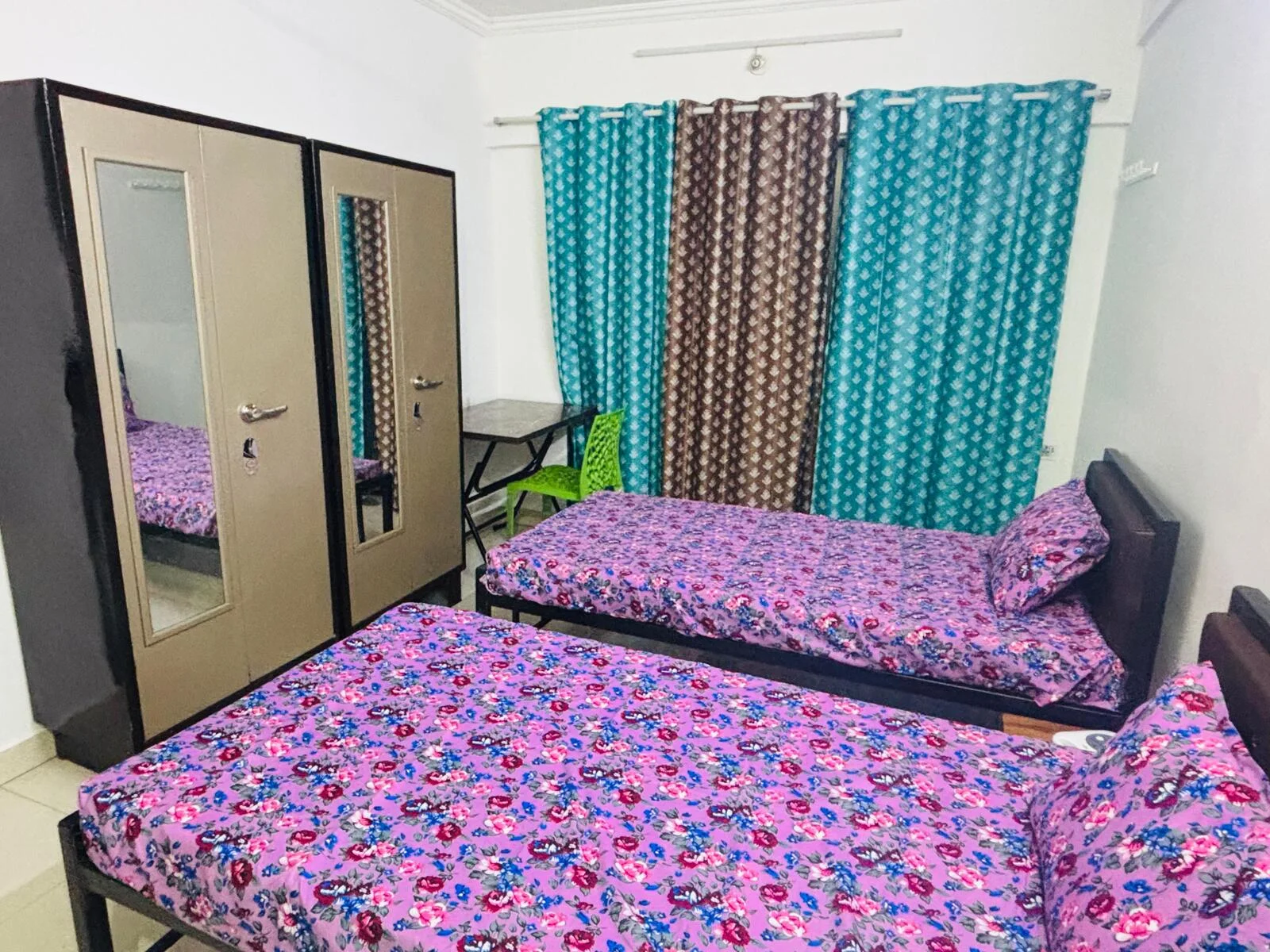 Unisex-PG in Kandivali West near M K College - photo 3