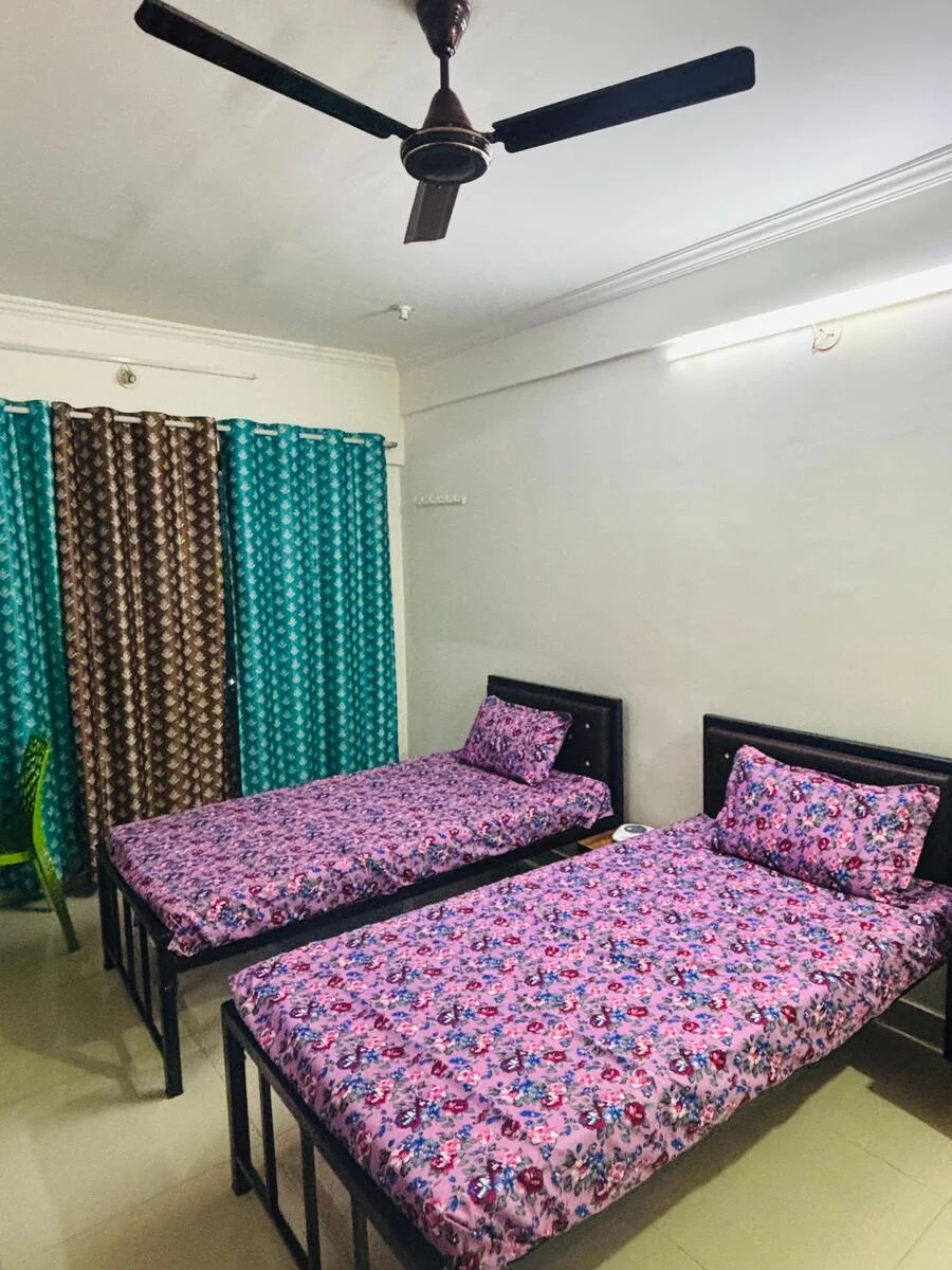 Unisex-PG in Kandivali West near M K College - photo 4