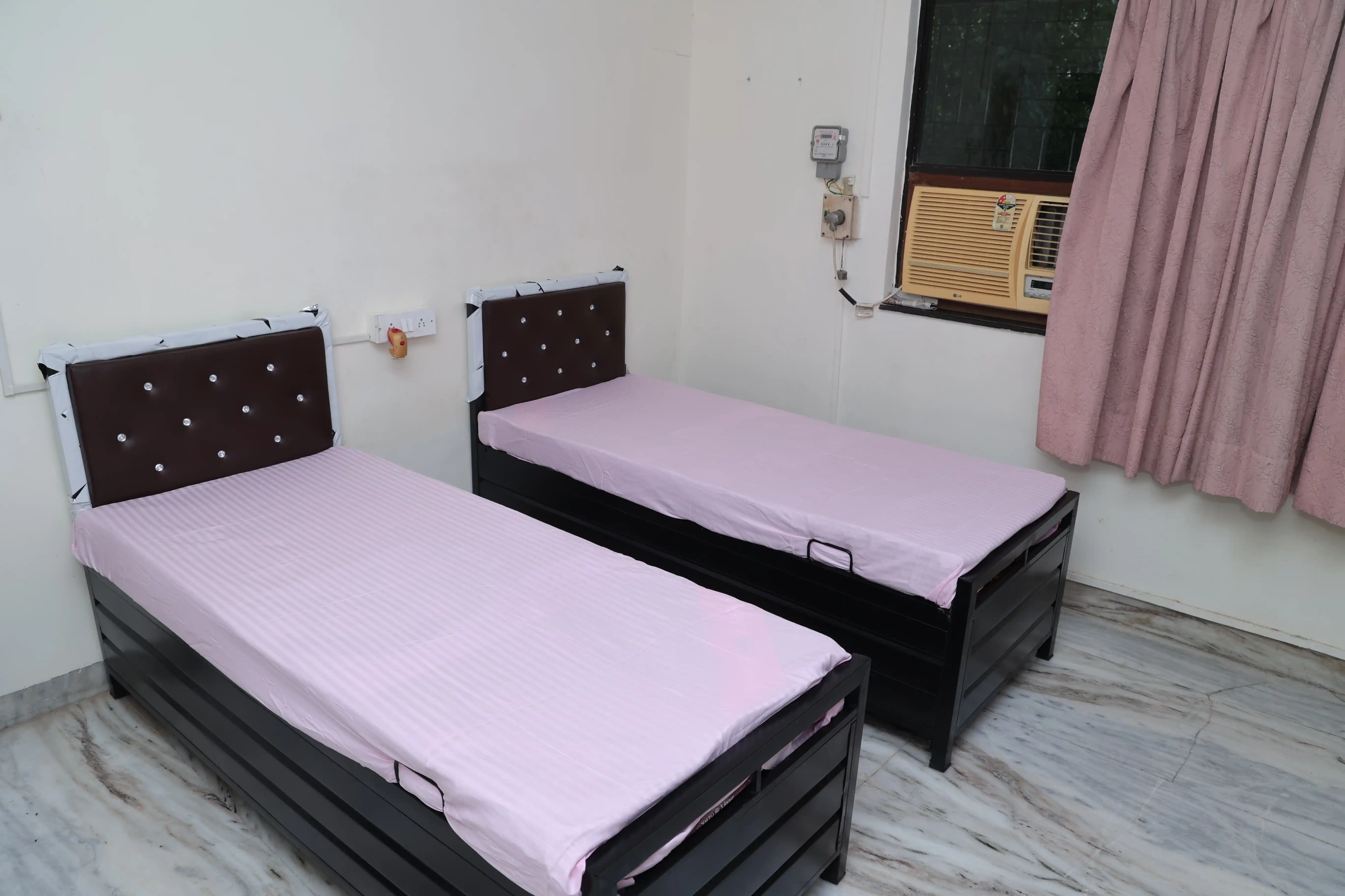 Male PG room in Vile Parle, Mumbai – photo 4