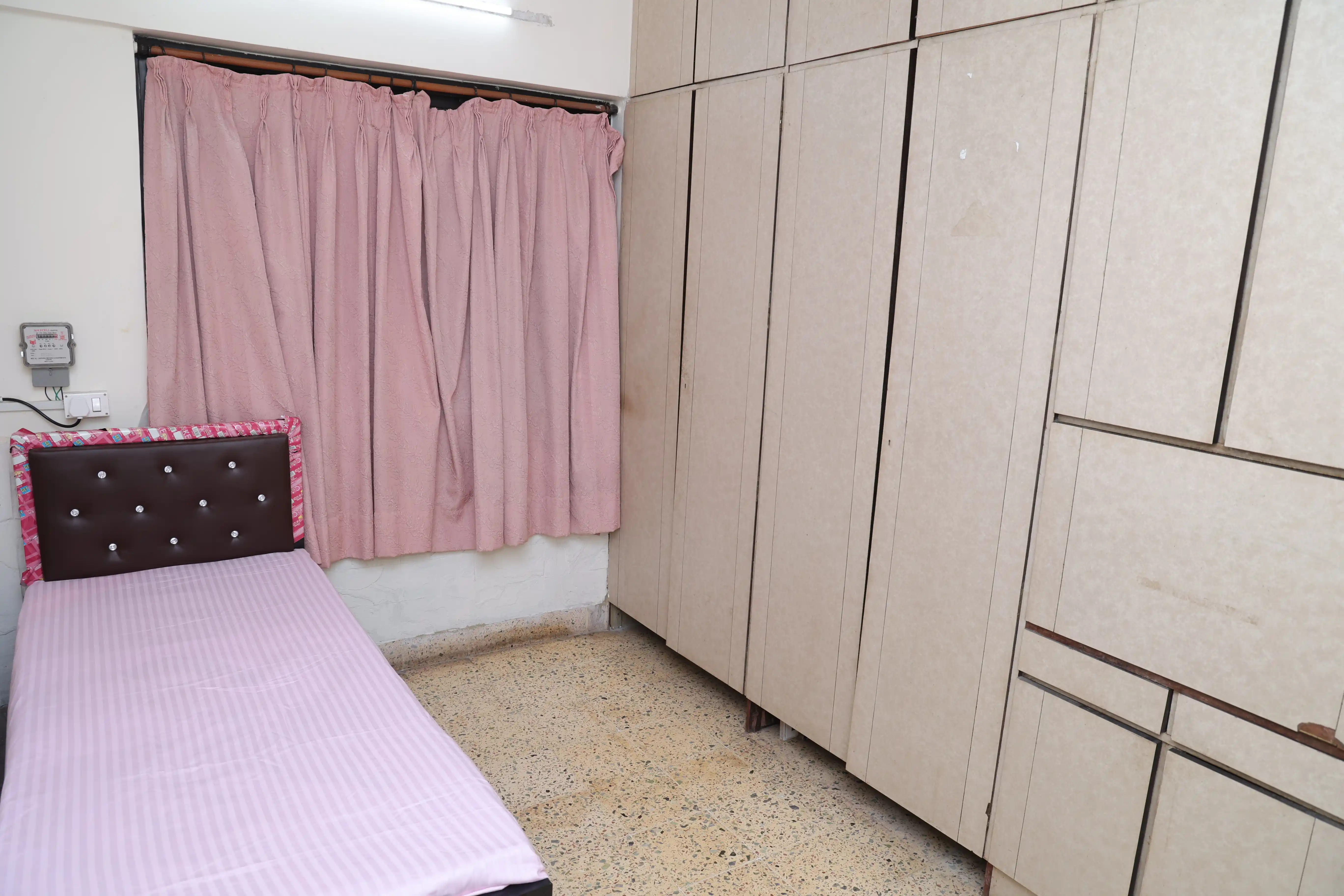 Male PG room in Vile Parle, Mumbai
