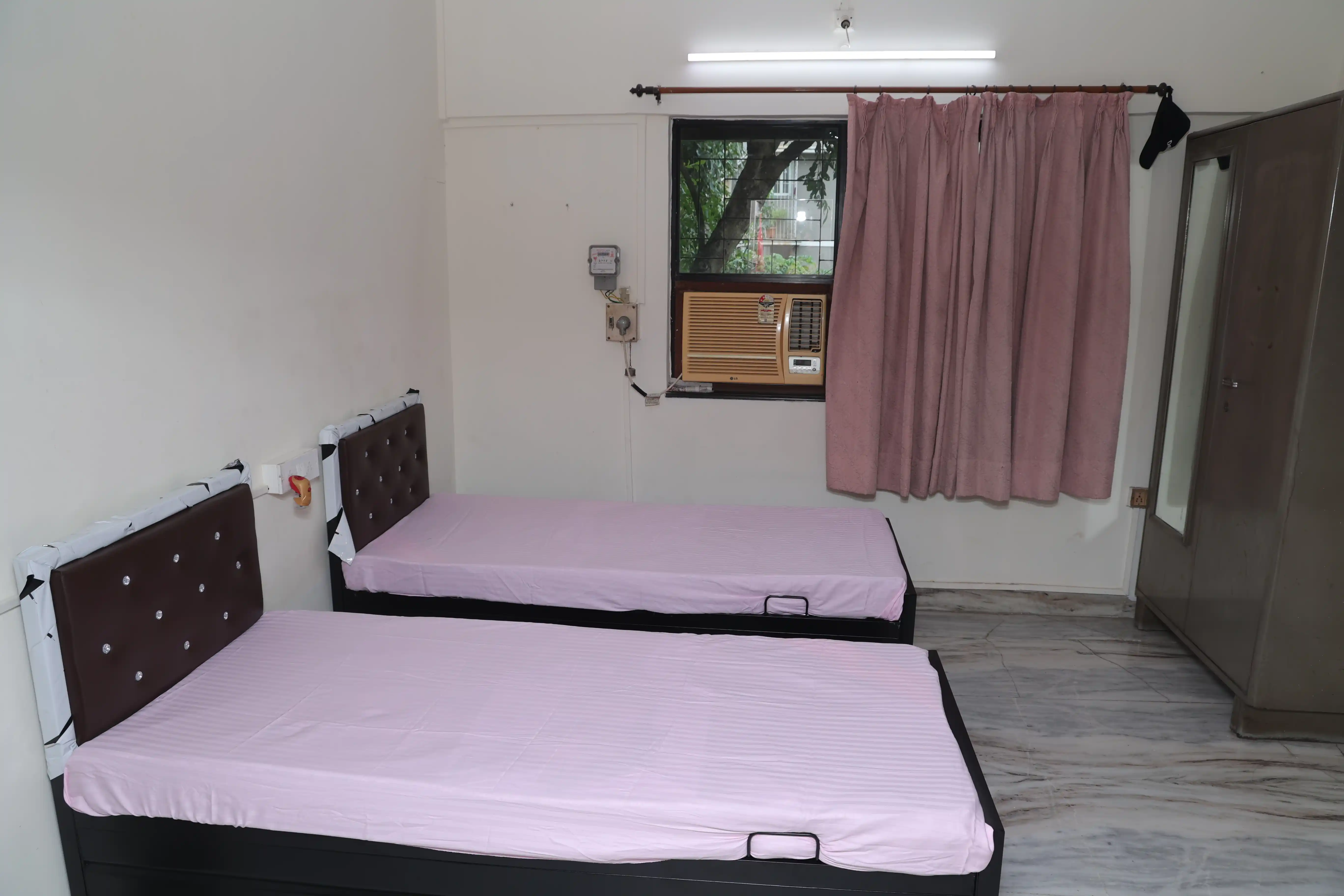 Male PG room in Vile Parle, Mumbai – photo 2