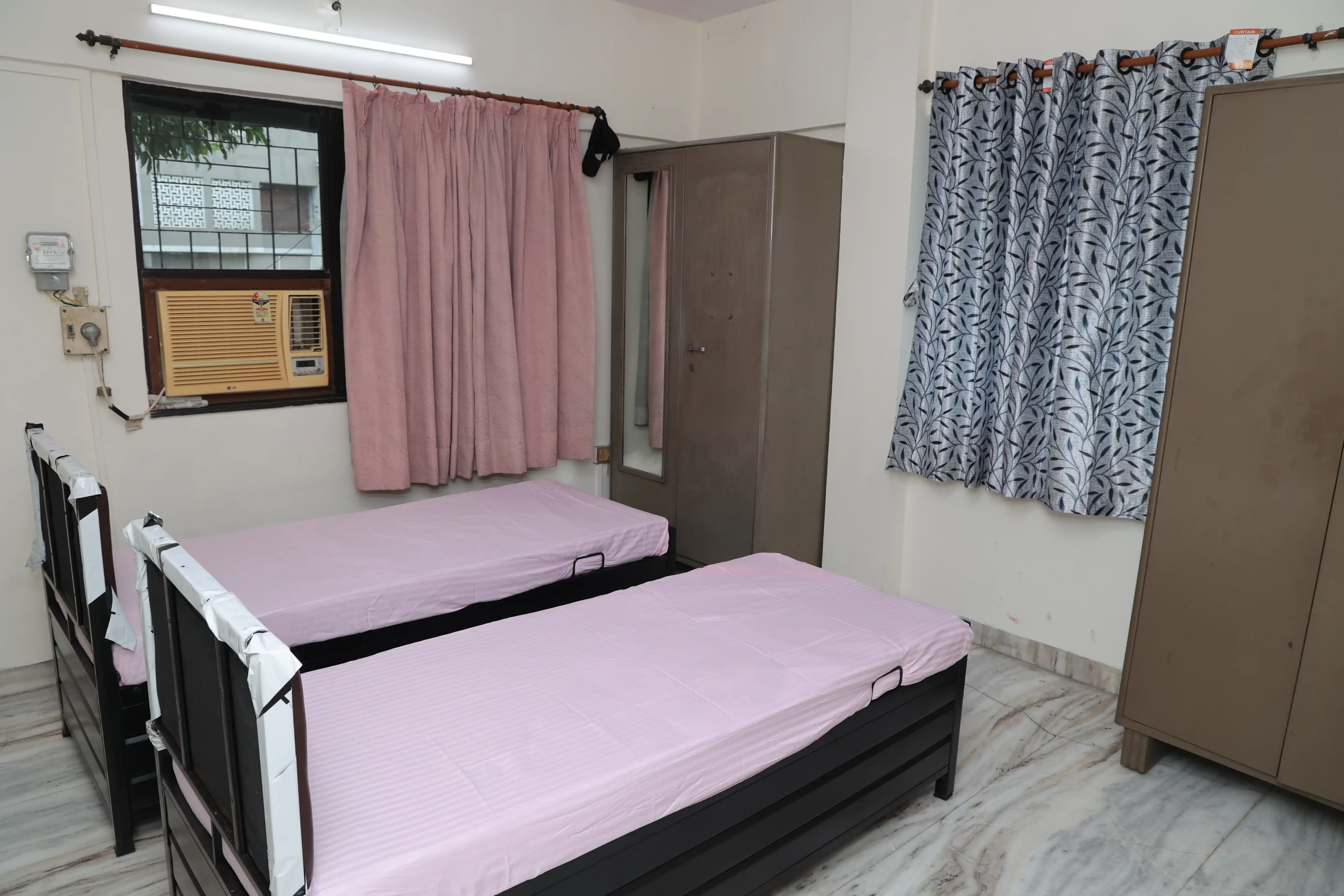 Male PG room in Vile Parle, Mumbai – photo 3