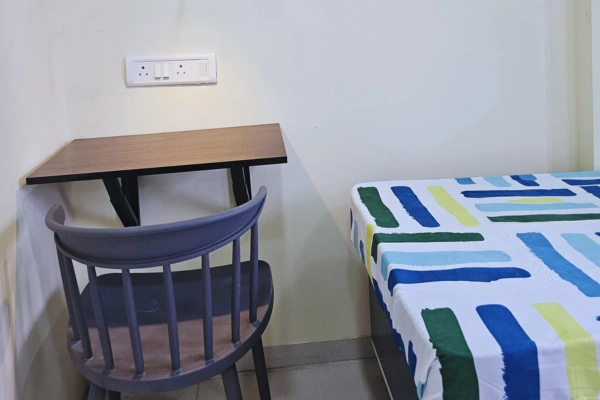 Unisex-PG PG room in Vile Parle West, Mumbai – photo 5