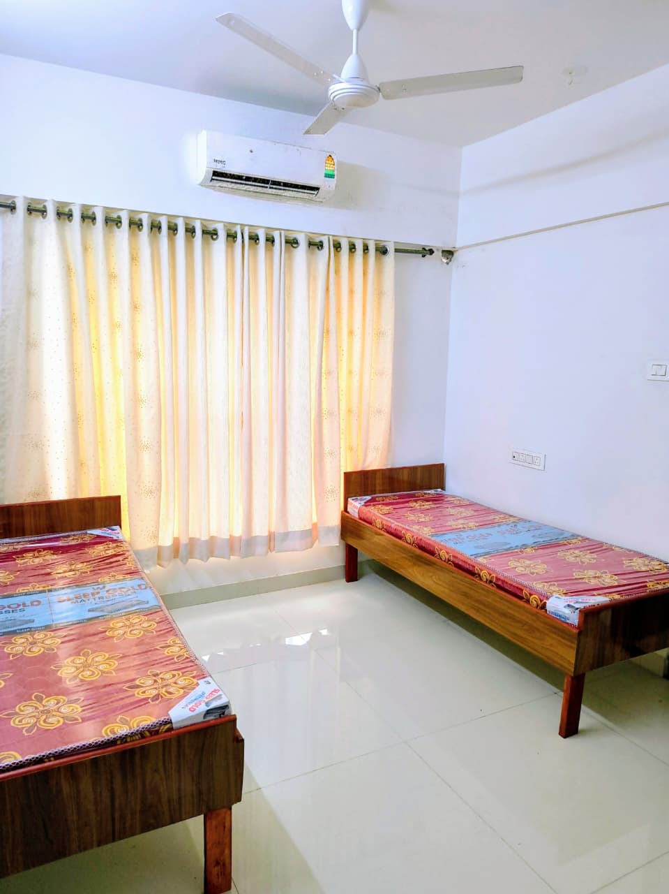 Unisex-PG PG room in Malad East, Mumbai – photo 4